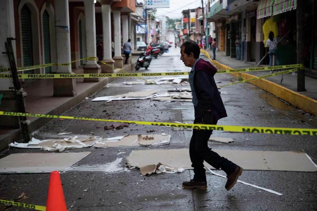 Un residente camina por una calle acordonada en medio de escombros del terremoto del día anterior en Coalcomán, estado de Michoacán, México, el martes 20 de septiembre de 2022.
