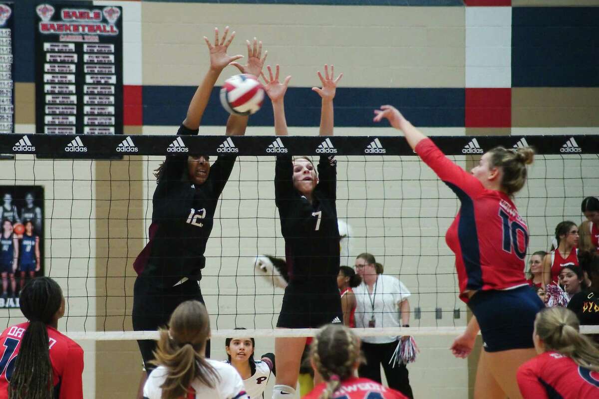 Dawson’s Lauren Kerr (10) tries to hit a shot past Pearland’s Kimanni Rugley (12) and Pearland’s Avery Koonsen (7) Tuesday, Sep. 20, 2022 at Dawson High School.