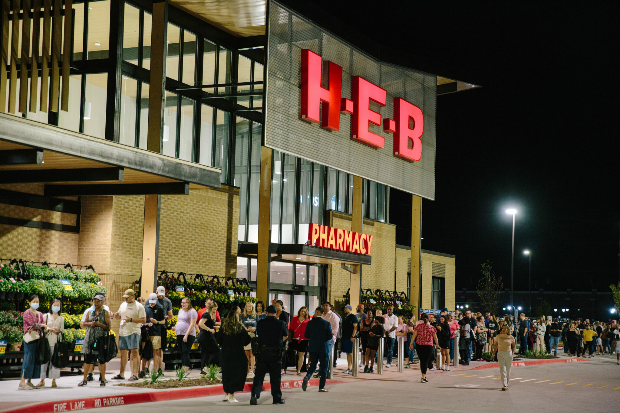 H-E-B in McKinney Opens to More Lines, Pictures and Other Planned Openings