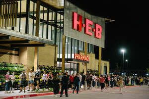 H-E-B welcomes long lines at opening of first DFW metroplex store