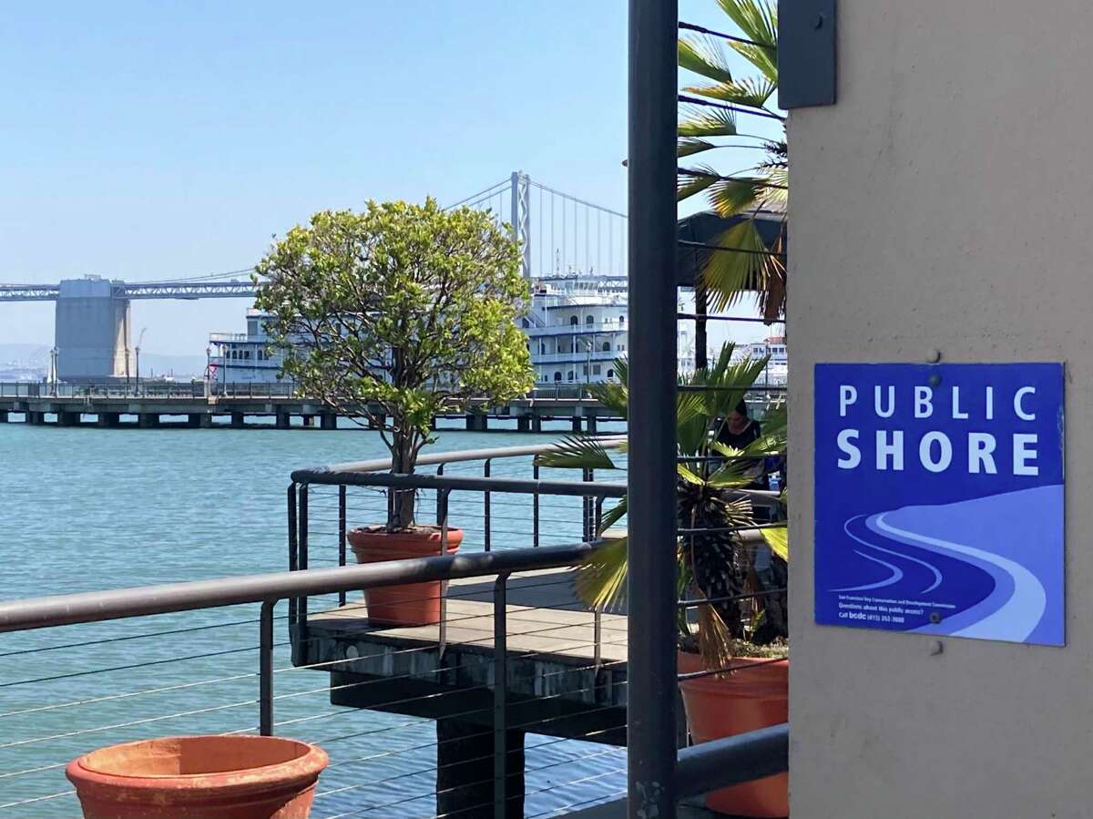 位于旧金山Embarcadero码头9号附近的海滨餐厅北墙上的公共入口标志。