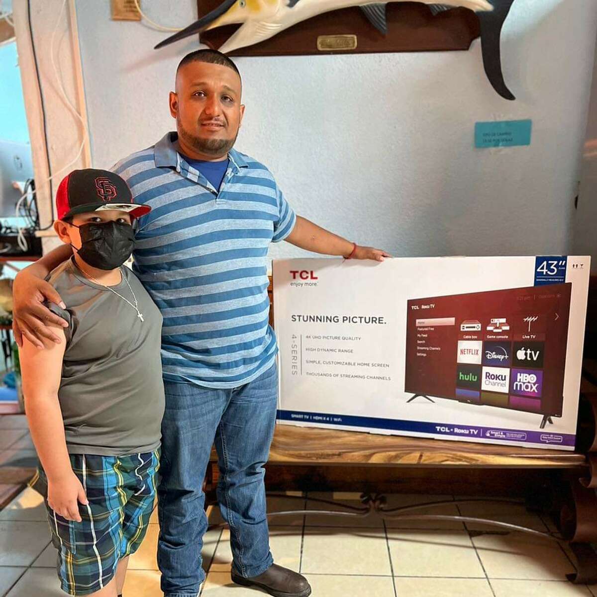 A waiter, Jose Luis Ortiz, from the Nuevo Laredoan restaurant, Pescados y Mariscos Beto’s, was awarded with a large television screen for his good work ethic on the job as he gave back extra money that a customer paid for his order at the restaurant. 