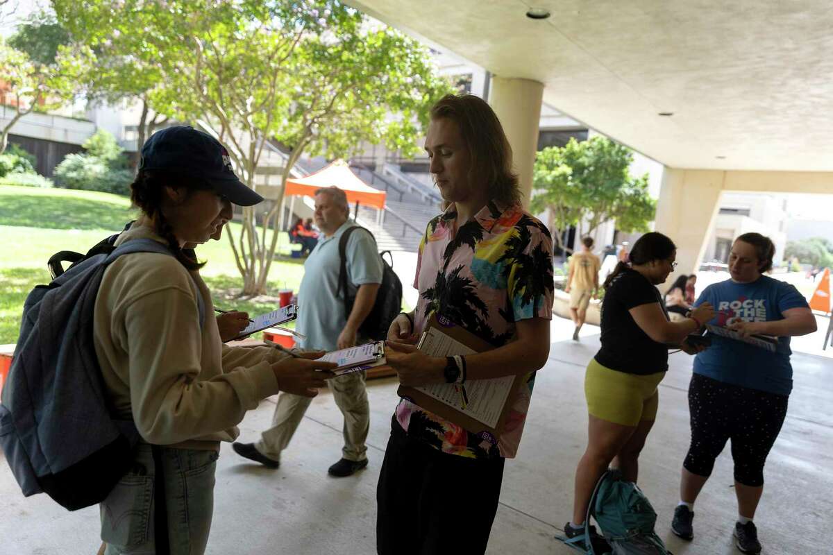 Robert Wagner, with NextGen Texas, helps UTSA students register to vote on Sept. 20, National Voter Registration Day.