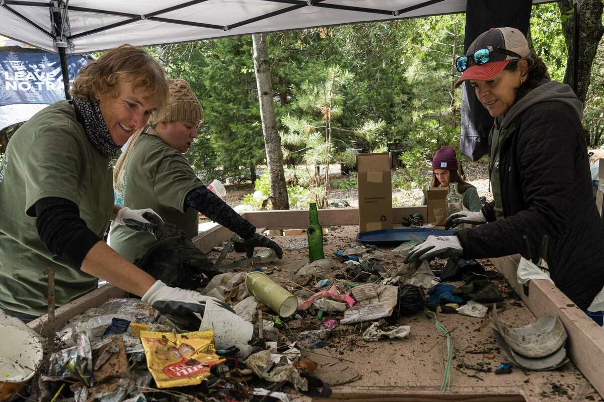 Lisa Murphy(左)，Alison Waliszewski和Jackie Nuñez在约塞米蒂国家公园监测清理过程中收集的垃圾类型。