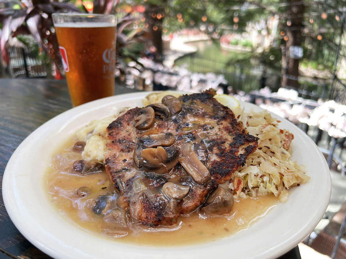 Le porc Jägerschnitzel est servi avec une sauce aux champignons, du chou et de la purée de pommes de terre au Little Rhein Prost Haus on the River Walk à San Antonio. Les options de bière incluent Karbachtoberfest de Houston.