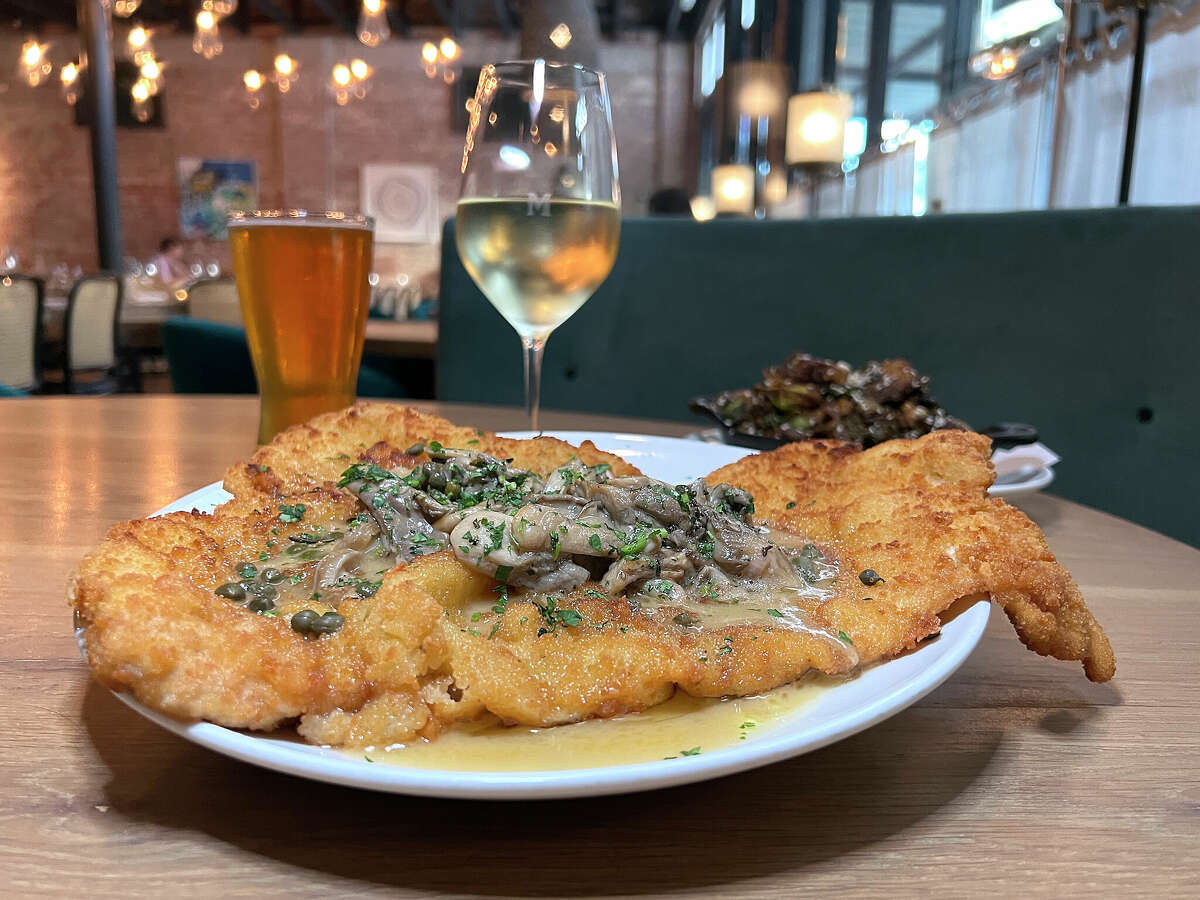 L'escalope de porc est accompagnée de beurre noisette, de citron et de câpres à la Maverick Texas Brasserie sur South St. Mary's Street à San Antonio. Des champignons peuvent être ajoutés moyennant un supplément. Le bar sert de la bière de saison de Save the World à Marble Falls et du riesling Hubert Meyer d'Alsace.
