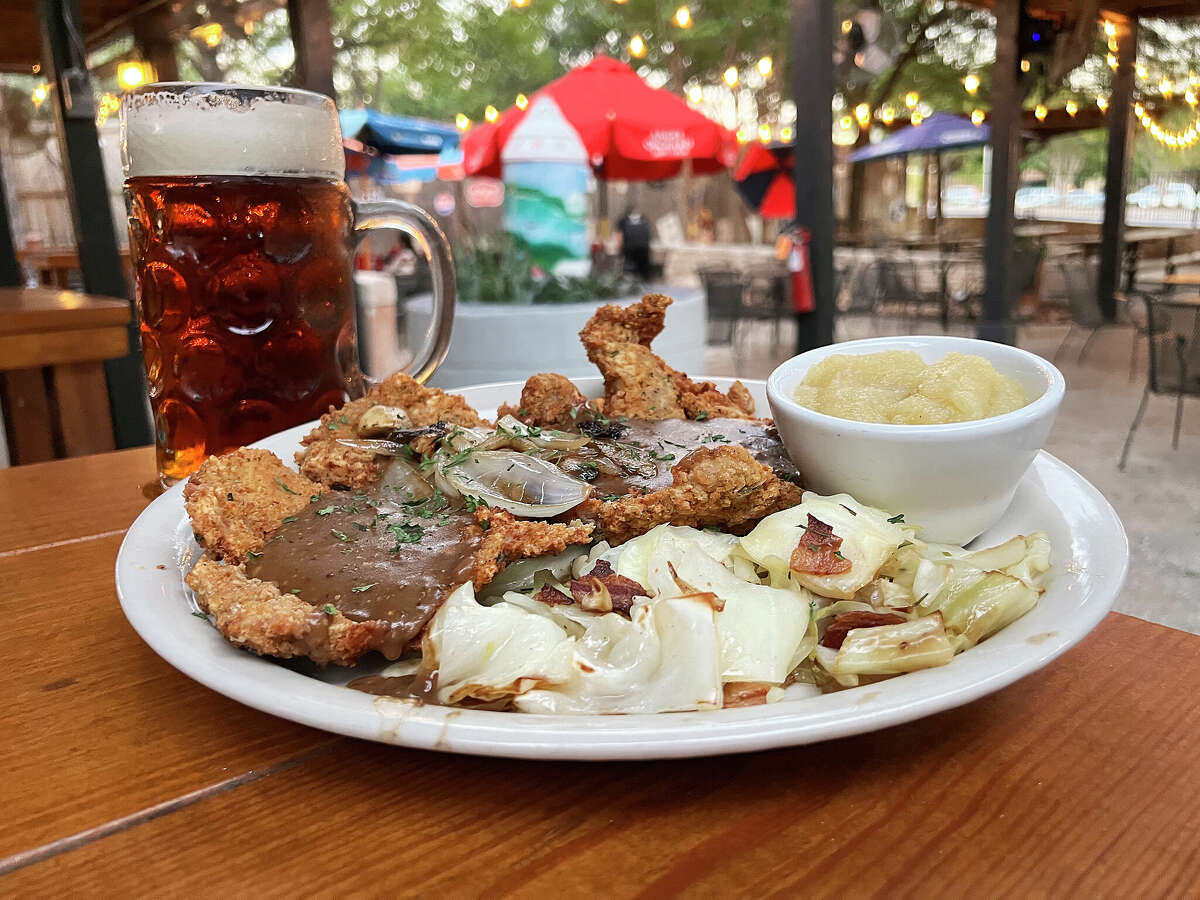 Le porc Jägerschnitzel est accompagné de champignons, d'oignons et de sauce brune avec du chou et de la compote de pommes à Quarry Hofbräu, à côté du marché Alamo Quarry à San Antonio. Les options de bière incluent une chope d'un litre de Spaten Oktoberfest d'Allemagne.