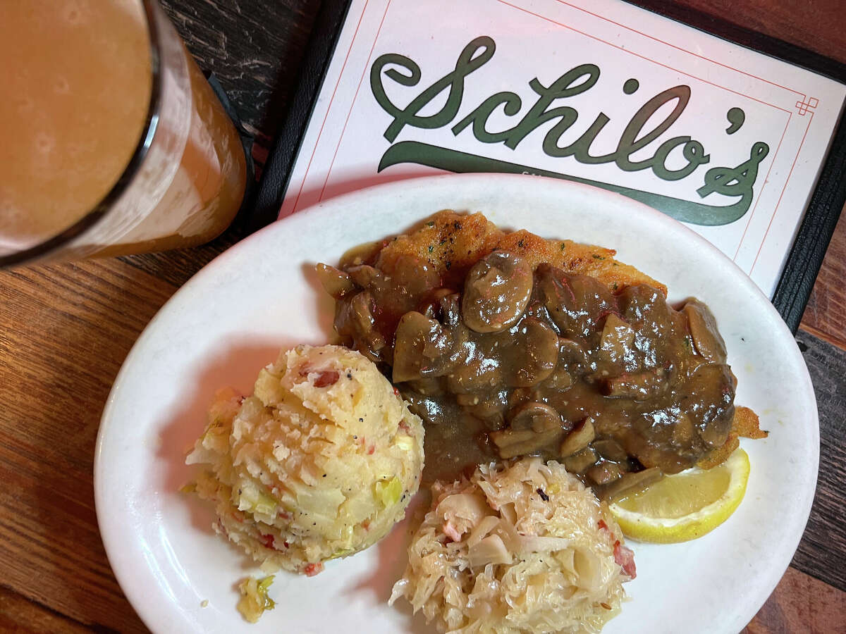 Wienerschnitzel est fait avec du veau et servi avec une salade de pommes de terre allemande et de la choucroute chez Schilo's au centre-ville de San Antonio. Une sauce brune aux champignons peut être ajoutée moyennant des frais supplémentaires. Les options de bière incluent Paulaner Hefe-Weizen d'Allemagne.
