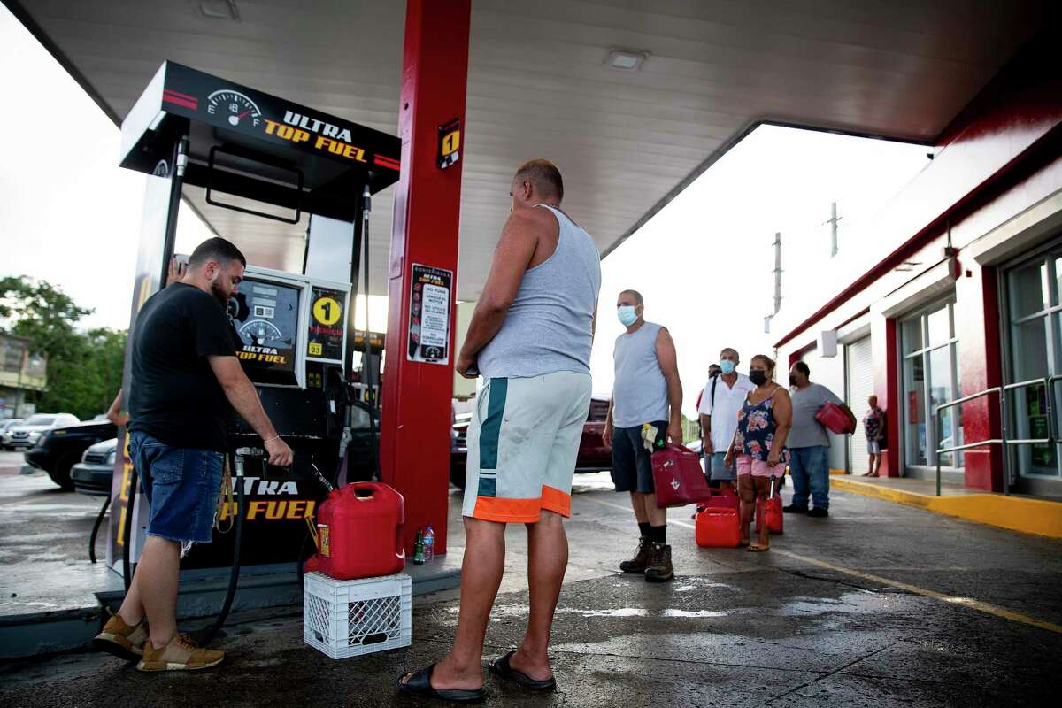 CABO ROJO, PUERTO RICO - SEPTEMBER 20: People wait in line at the Top Fuel gas station to fill their tanks on September 20, 2022 in Cabo Rojo, Puerto Rico. The island awoke to a general island power outage after Hurricane Fiona struck this caribbean nation two days ago. Most people are relying on generator to power their homes and businesses. (Photo by Jose Jimenez/Getty Images)