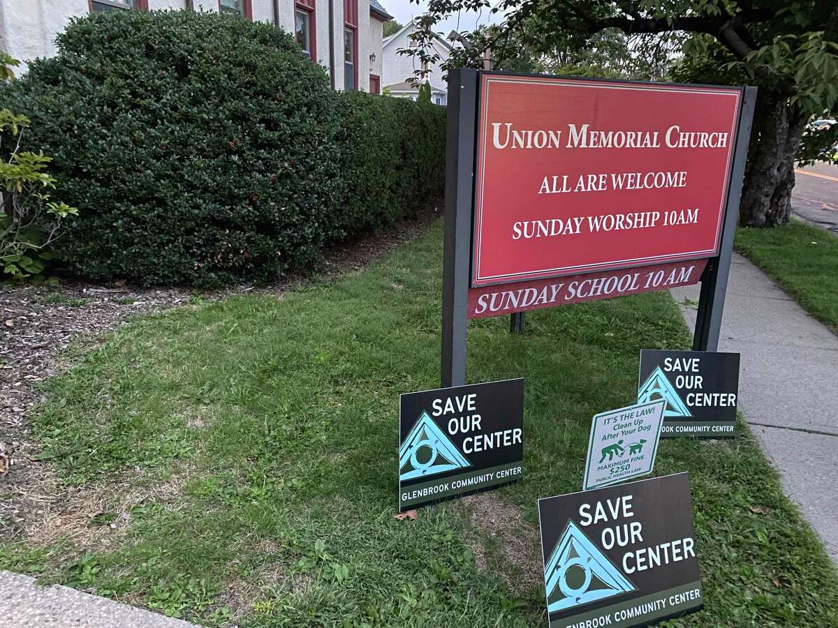 “Save Our Center” signs litter the lawn outside Union Memorial Church on Wed. Sept. 21, 2022.