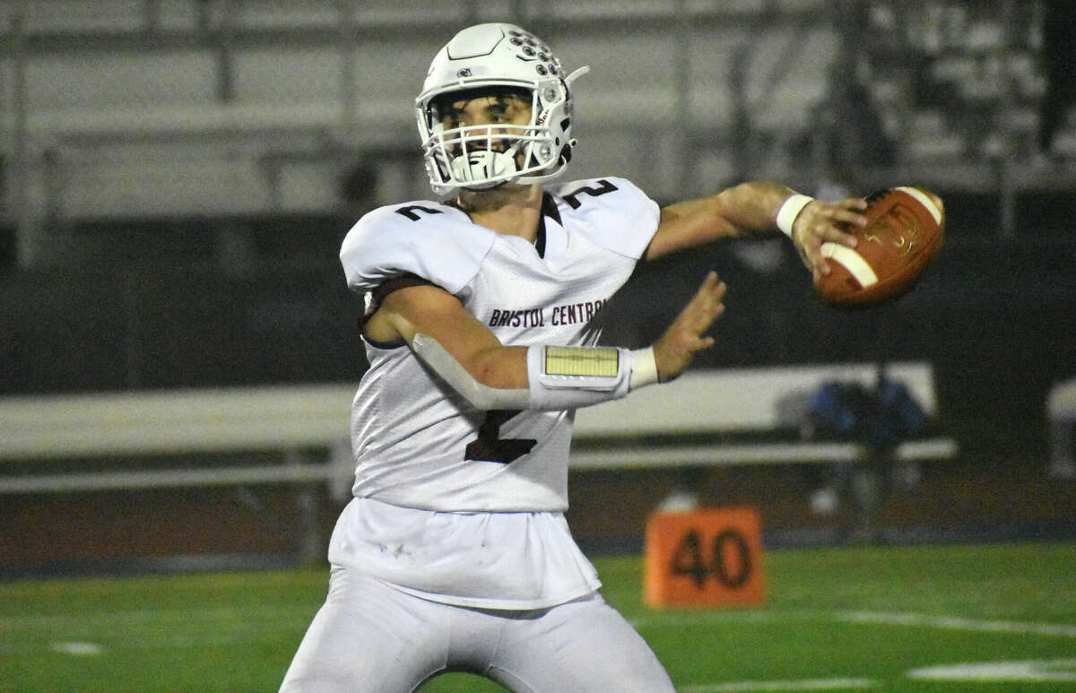 uconn-football-team-turning-to-ct-native-victor-rosa