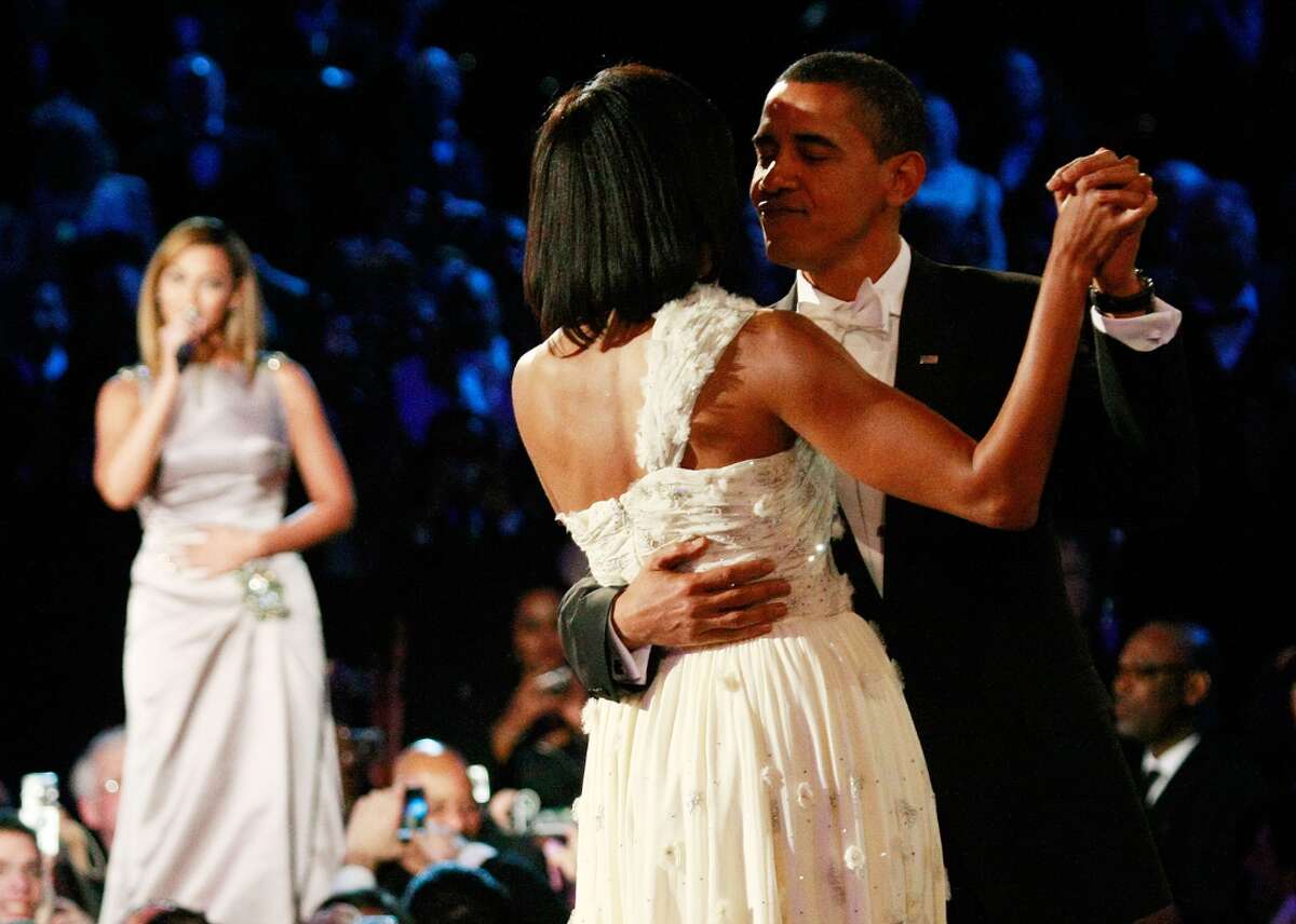 Michelle Obama's 50e verjaardagsfeestje in het Witte Huis Als de first lady 50 wordt, krijgt ze een groot feest.  Voor Michelle Obama betekende dat het uitnodigen van 500 vrienden en familie in het Witte Huis in januari 2014. Beyoncé speelde een set van zes hits, John Legend zong twee versies van 