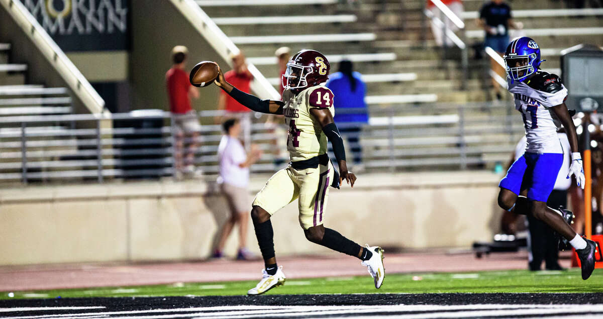 Summer Creek QB Sir Edwards (14) runs it in for a touchdown during the second half of high school football action between Summer Creek vs. Beaumont West Brook at Turner Stadium, Thursday, September 22, 2022, in Humble. Summer Creek Bulldogs defeated West Brook Bruins 69-0.