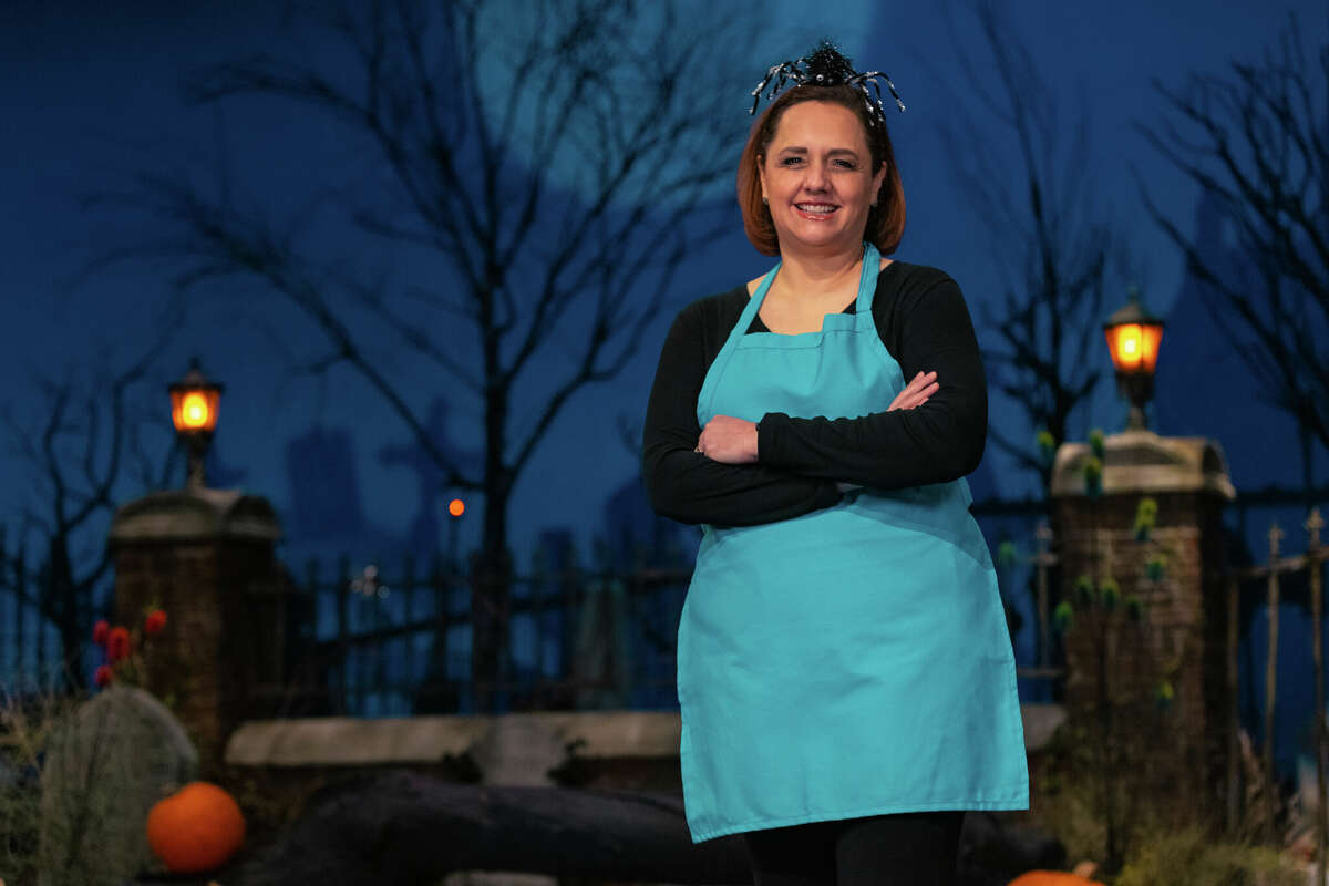 Contestant Susana Mijares , as seen on Halloween Wars, Season 12.
