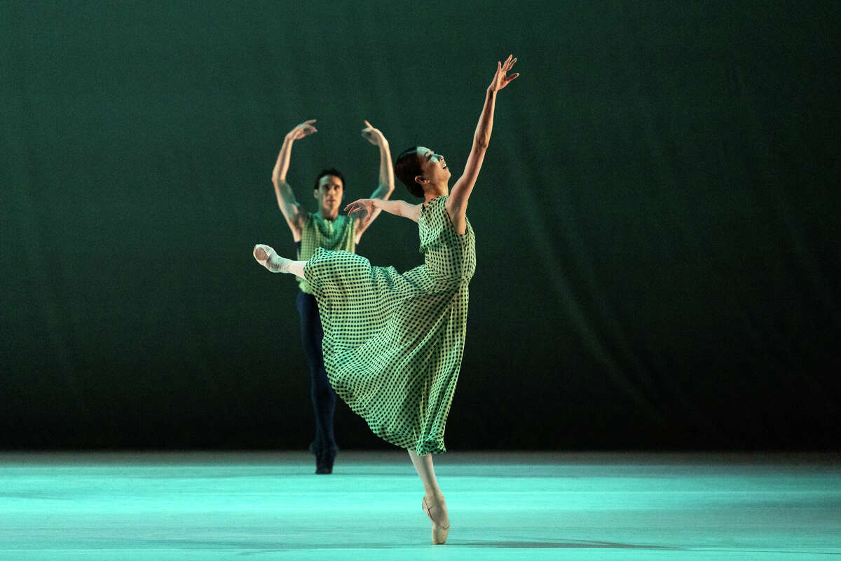 Yuriko Kajiya and Connor Walsh in one of the blissful moments of Mark Morris’ breezy “The Letter V.” 