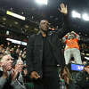 Barry Bonds waves to the crowd at the NLCS.