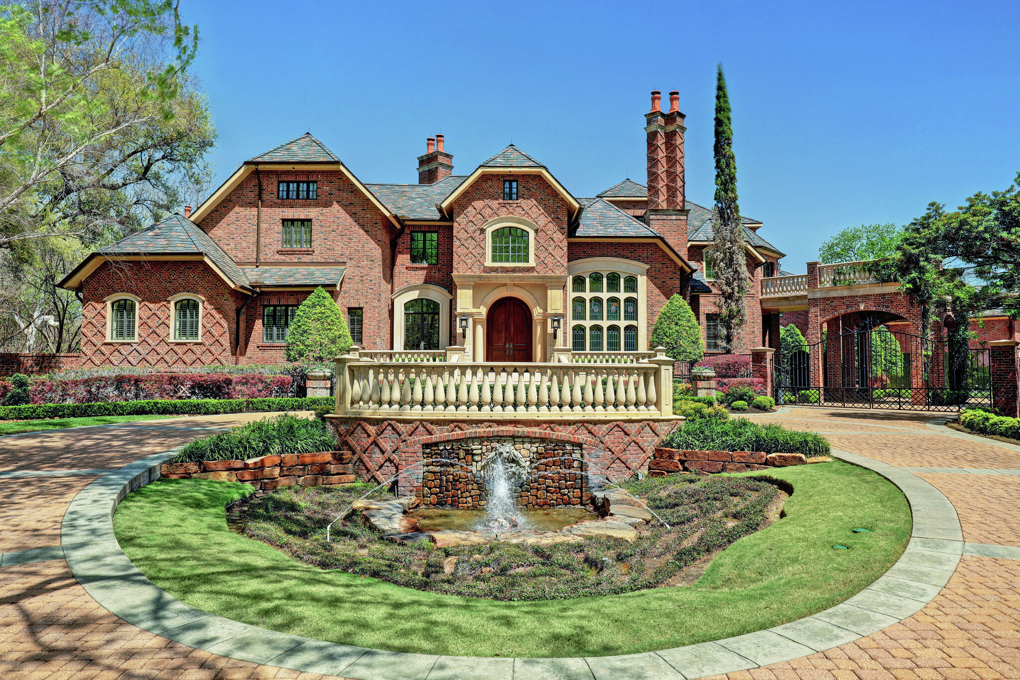 Sprawling Houston Estate Has Stunning Architecture Perfect For 