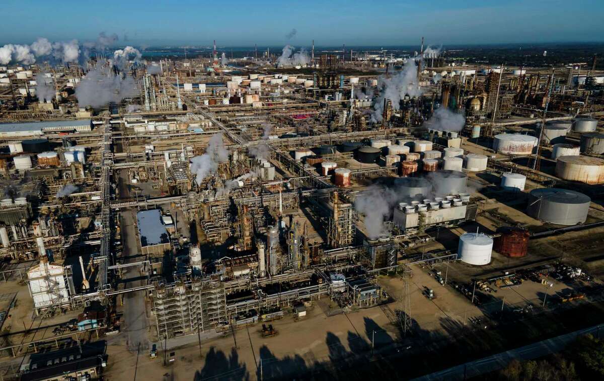 Exxon announced a plan to make hydrogen with natural gas while capturing the process’s emissions, at its Baytown refinery complex, shown here. The complex, which sprawls over 3,400 acres, is one of the country’s biggest sources of carbon dioxide pollution, pumping out more than 11 million metric tons in 2020, the last year for which data is available, according to figures reported to the Environmental Protection Agency