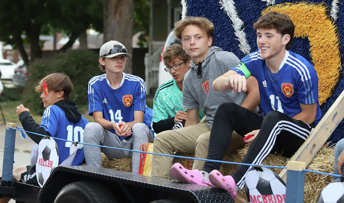 Roxana parade pulls crowds