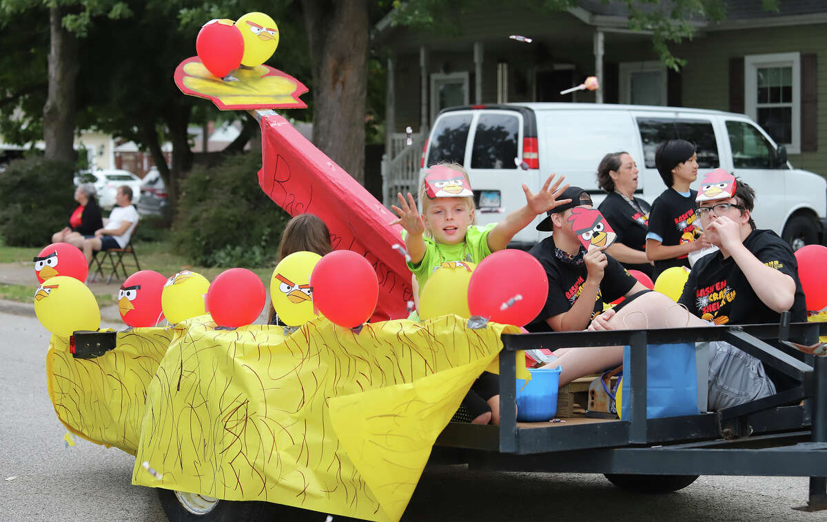 Roxana parade pulls crowds
