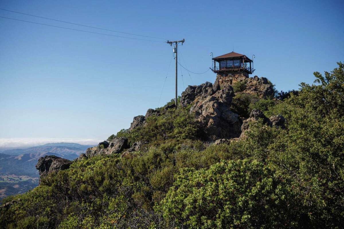 塔玛佩斯山东峰上的加德纳火灾瞭望台是马林县的最高点，在那里瞭望台可以俯瞰北湾的景观。