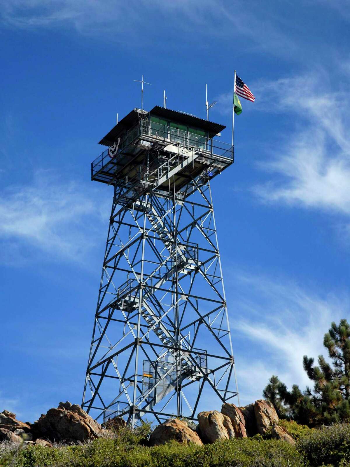 位于南加州克利夫兰国家森林的高地瞭望台。