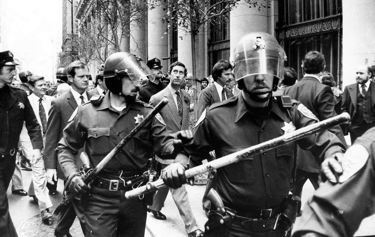 1977年10月29日:旧金山警察局的警官在旧金山金融区驱赶人群远离查尔斯王子。