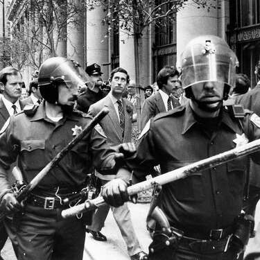 1977年10月29日:旧金山警察局的警官在旧金山金融区驱赶人群远离查尔斯王子。