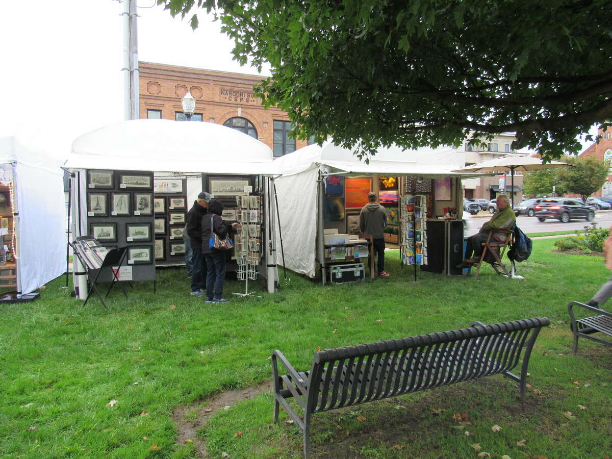 Artists don't let rain douse excitement at Edwardsville Art Fair