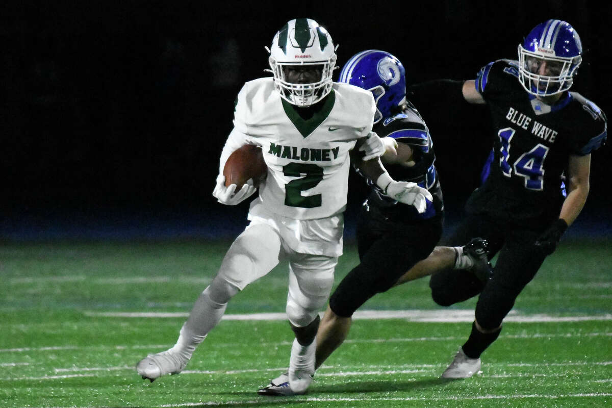 Maloney's Donte Kelly runs with the ball during a football game between Maloney and Darien at Darien High School, Darien on Friday, Sept. 23, 2022.