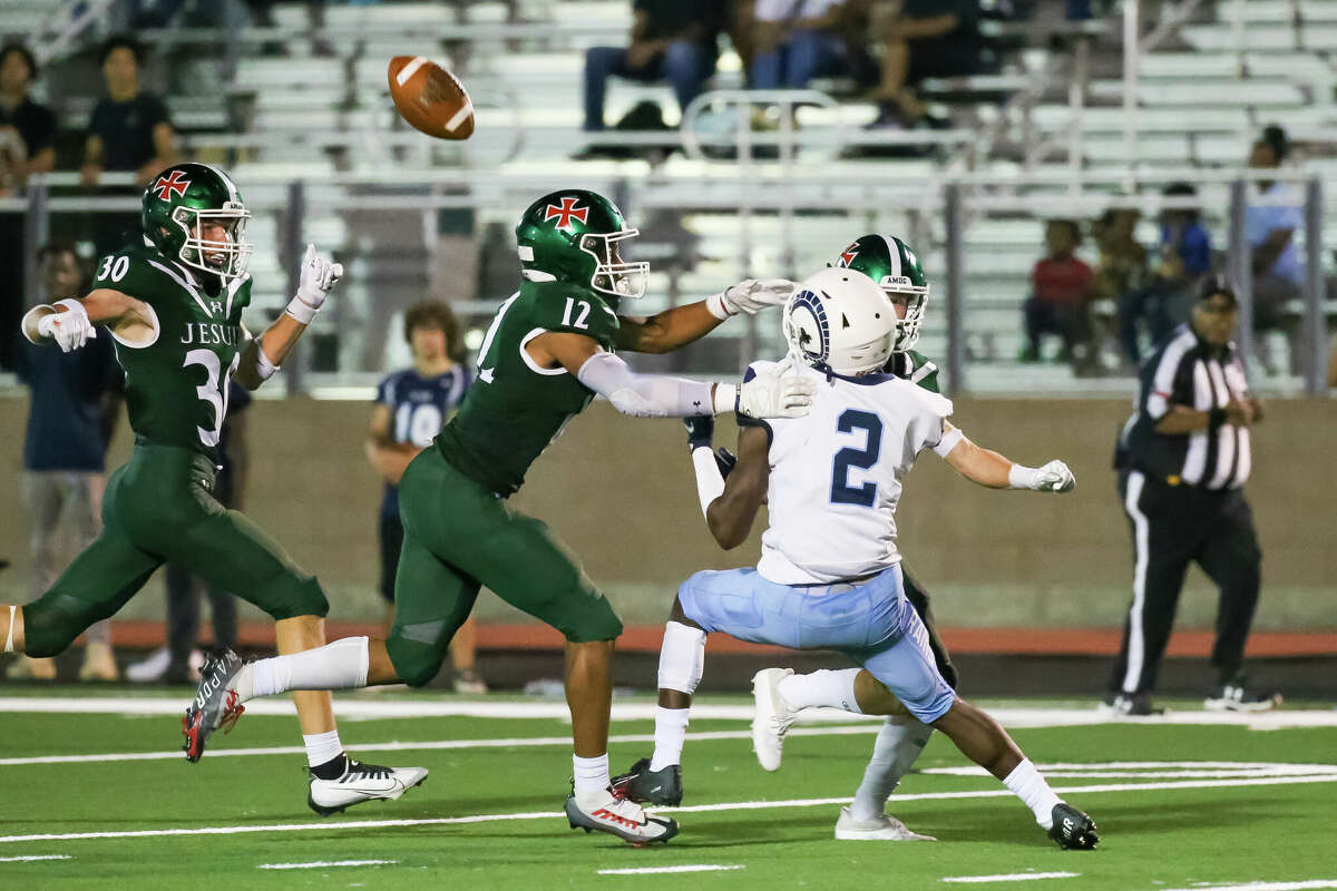 Strake Jesuit Fighting Crusaders defeat Alief Elsik Rams