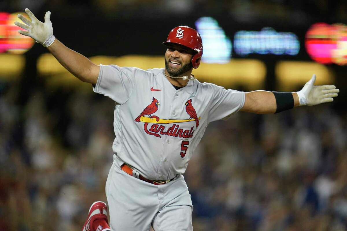 Albert Pujols greeted with minute-long ovation from Cardinals fans, Yadier  Molina hug