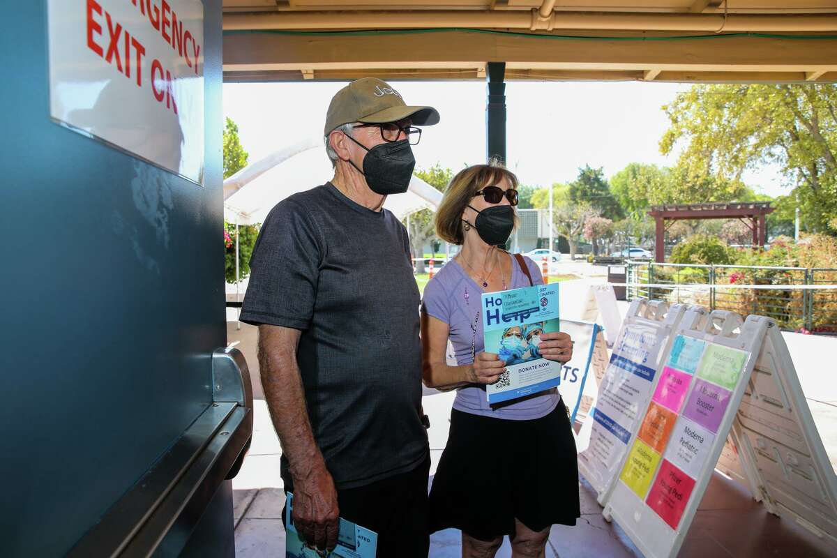 77岁的杰里·戴维斯和他77岁的妻子莎伦·戴维斯在加利福尼亚州圣何塞的圣克拉拉县集市上排队接受辉瑞公司的欧米克隆特异性增强疫苗。