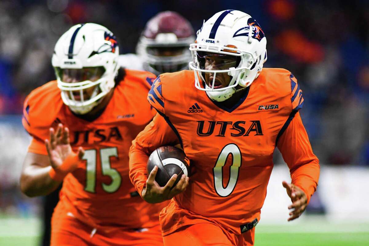 UTSA quarterback Frank Harris runs the ball into the end zone for a touchdown during the first quarter of Saturday’s game against Texas Southern at the Alamodome.