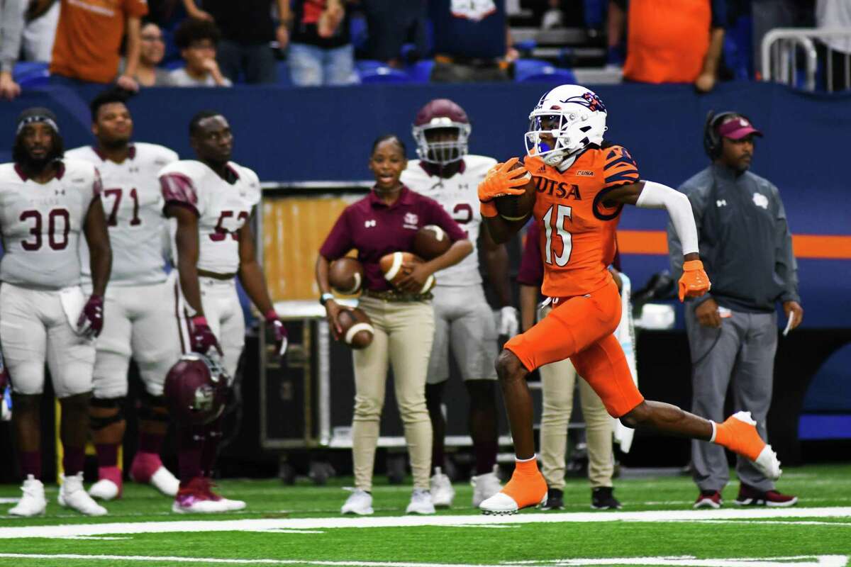 UTSA wide receiver Chris Carpenter (15) returns a kickoff for a touchdown during the first quarter of Saturday’s game against Texas Southern at the Alamodome.