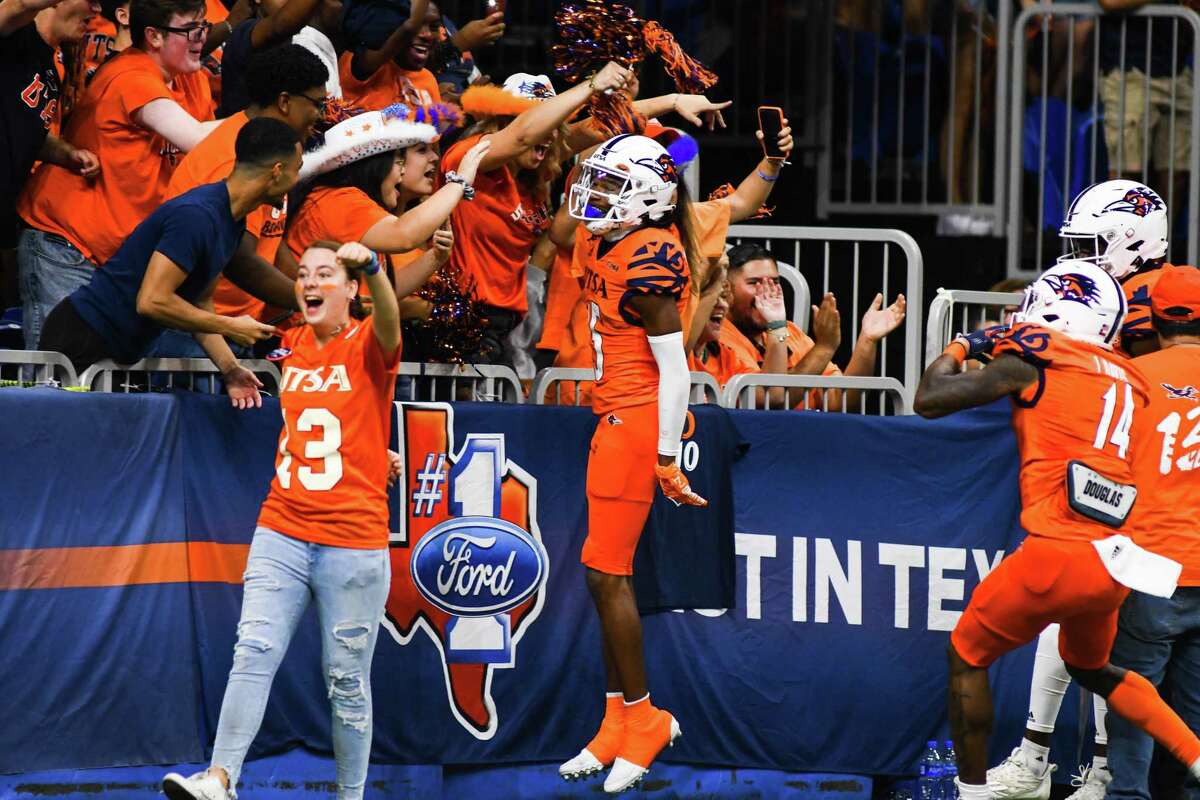 UTSA wide receiver Chris Carpenter (15) celebrates with fans after returning kickoff for a touchdown during the first quarter of Saturday’s game against Texas Southern at the Alamodome.