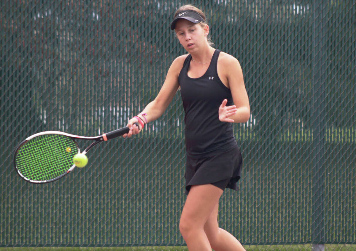 Clutch tennis play defines the Earnhart twin connection