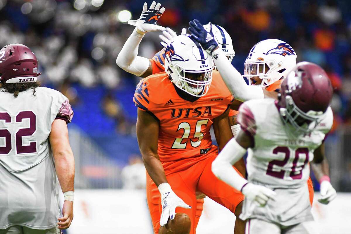 UTSA linebacker Avery Morris (25) celebrates with teammates after catching an interception during the fourth quarter of Saturday’s game at the Alamodome.