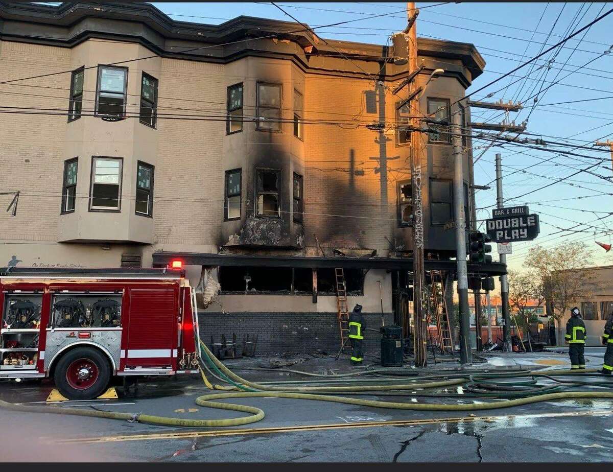旧金山最接近棒球圣地的Double Play Bar & Grill酒吧上周末被烧毁。