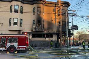 “完全损失”:大火摧毁了旧金山教会区113年历史的双玩酒吧和烧烤店