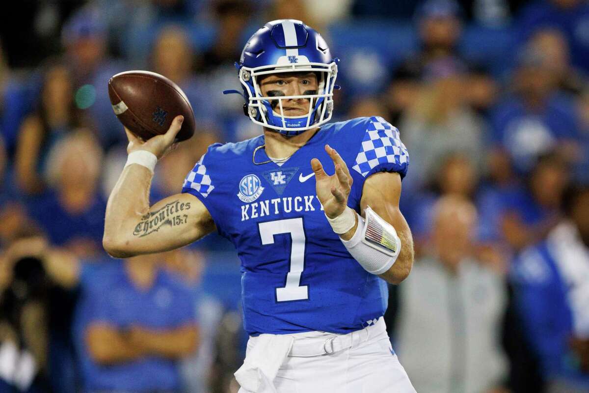 Levis' 4 TDs help No. 8 Kentucky hold off Northern Illinois