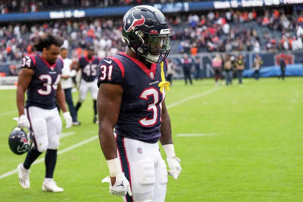 Dejected running back Dameon Pierce exits the field after the Texans' 23-20 loss to the Bears on Sunday.