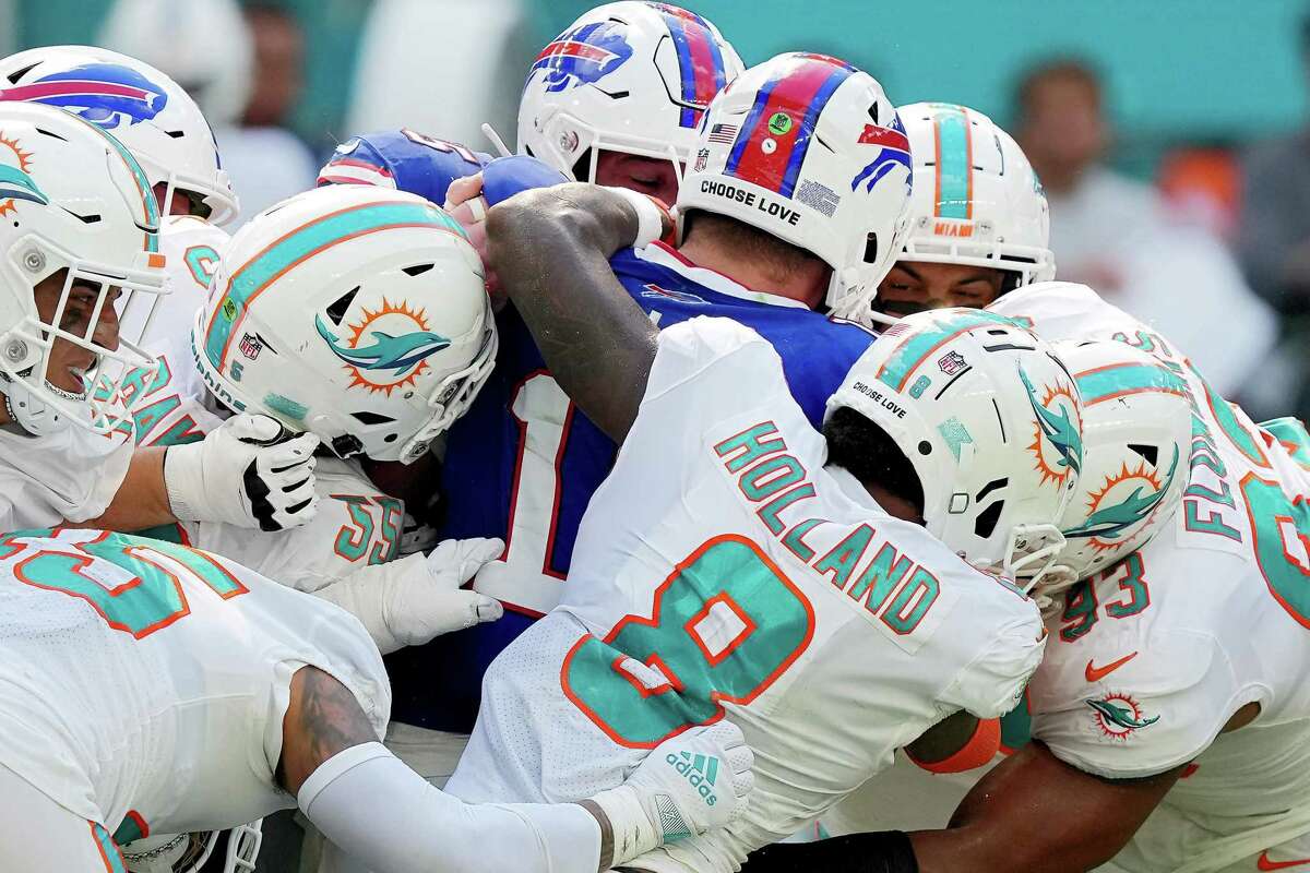 NFL roundup: Dolphins beat Bills to stay unbeaten
