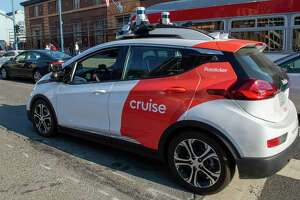 Multiple driverless Cruise cars block traffic in SF