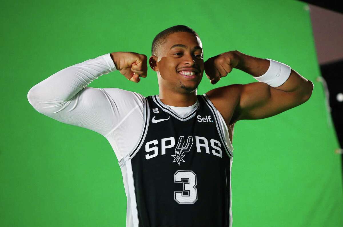 Spurs’ Keldon Johnson flexes his muscles for a photo as the team holds their 2022-23 Media Day at their practice facility on Monday, Sept. 26, 2022.