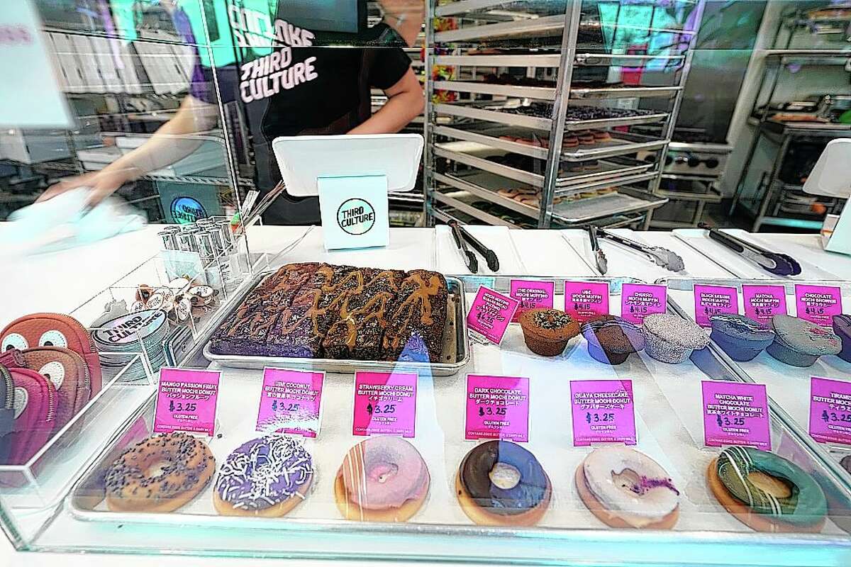 伯克利第三文化面包店的一个展示柜台里摆满了麻糬松饼和甜甜圈。