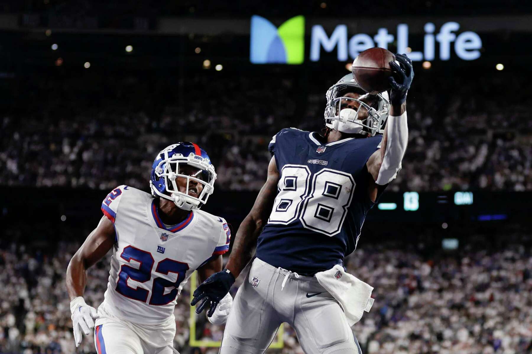 New York Giants cornerback Darnay Holmes (30) warms up before an