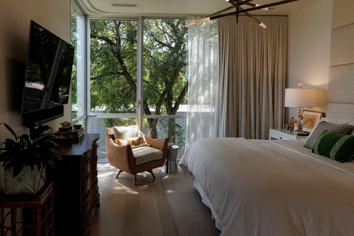 The second-floor owner's suite is located in the back of the house, overlooking the San Antonio Botanical Garden, giving it a nestlike, as if one is perched in the canopy of a tree.