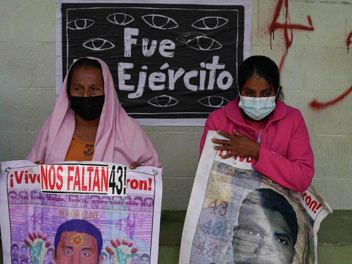 Familiares de los 43 estudiantes desaparecidos de Ayotzinapa participan en una protesta en el exterior de una base militar en la Ciudad de México., el viernes 23 de septiembre de 2022.