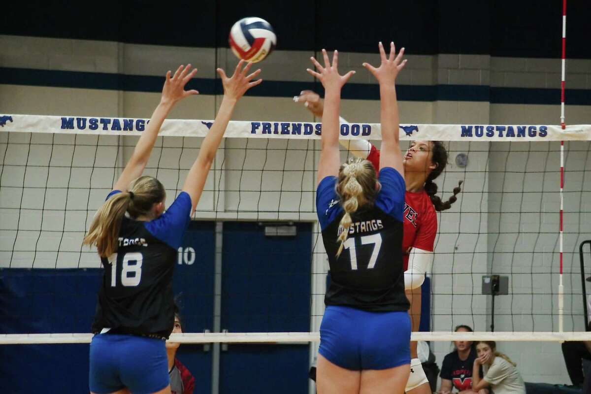 Manvel’s Devyn Lewis (17) tries to hit a shot past Friendswood’s Kaitlyn Gotsch (18) and Friendswood’s Jordyn Sims (17) Tuesday, Sep. 27, 2022 at Friendswood High School.